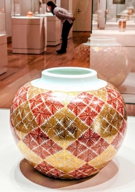 シダを図案化した富本憲吉の「色絵金彩羊歯模様大飾壺」（手前）＝兵庫陶芸美術館