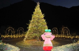 点灯式に登場し、ツリーの前でポーズをとる市のマスコットキャラクター「ちーたん」＝薬草薬樹公園