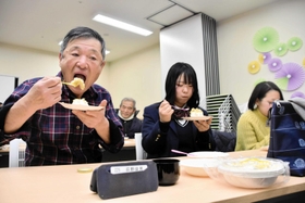 モンブランを食べる参加者＝市民プラザ