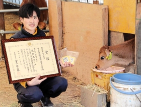 牧草から自分で作り、手塩にかけて飼育するジャージー牛と婦木敬介さん＝丹波市春日町野村