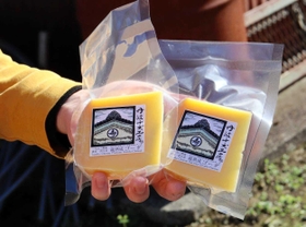 最優秀賞に輝いた丹波チーズ工房の「蔵熟成ゴーダ」＝丹波市春日町野村