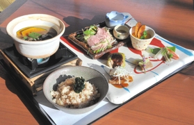 関西地区レストラン部門で大賞を獲得した「里山のしあわせ御膳『丹波の霧もゆ頃』～奥ゆかしき伝統～」＝西紀サービスエリア下り線
