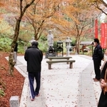 完成した石のプレートを１枚ずつ踏みしめ、「お砂踏み」する参拝客＝常瀧寺