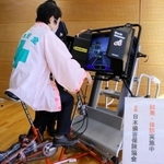 寄贈されたシミュレーターを体験試乗する出席者＝１１月２９日、丹波市春日町黒井、ハートフル春日
