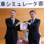 日本損害保険協会から県交通安全協会に自転車シミュレーターが贈られた＝１１月２９日、丹波市春日町黒井、ハートフル春日