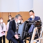警察官から安全指導を受けながら、寄贈されたシミュレーターを体験試乗する出席者＝１１月２９日、丹波市春日町黒井、ハートフル春日