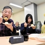 モンブランを食べる参加者＝市民プラザ