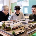 ５０年前の福住の町を再現したジオラマの完成を喜ぶ森田祥央さん（右）、西脇丈洋さん（中央）ら＝丹波篠山市福住