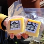 最優秀賞に輝いた丹波チーズ工房の「蔵熟成ゴーダ」＝丹波市春日町野村