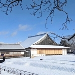 雪景色の篠山城跡。スマホで撮影する人もいた＝丹波篠山市北新町
