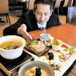 関西地区レストラン部門の大賞に輝いた料理をＰＲする西紀サービスエリア支配人の森村匡志さん＝丹波篠山市東木之部