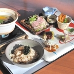 関西地区レストラン部門で大賞を獲得した「里山のしあわせ御膳『丹波の霧もゆ頃』～奥ゆかしき伝統～」＝西紀サービスエリア下り線