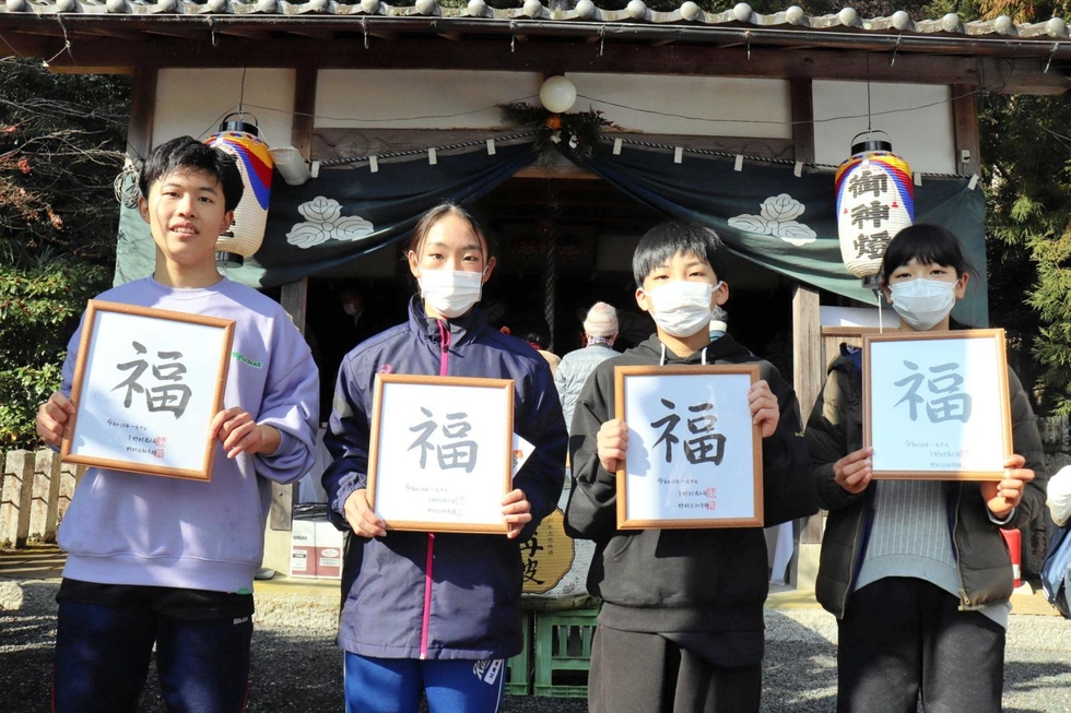 丹波 こちらは猛ダッシュ 福男 福女選び 一番福目指し農道駆ける 西宮神社の分霊祭る春日神社 丹波 神戸新聞next