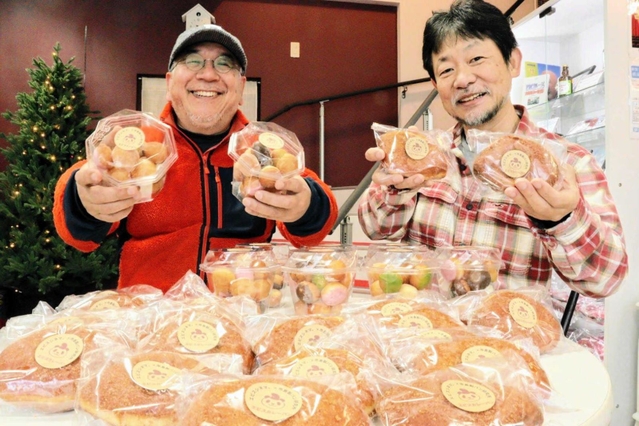 ドーナツとカレーパンの新メニューの開発に携わった、「市島製パン研究所」所長の三澤孝夫さん（左）と「ヱビスシネマ。」支配人の近兼拓史さん＝ヱビスシネマ。