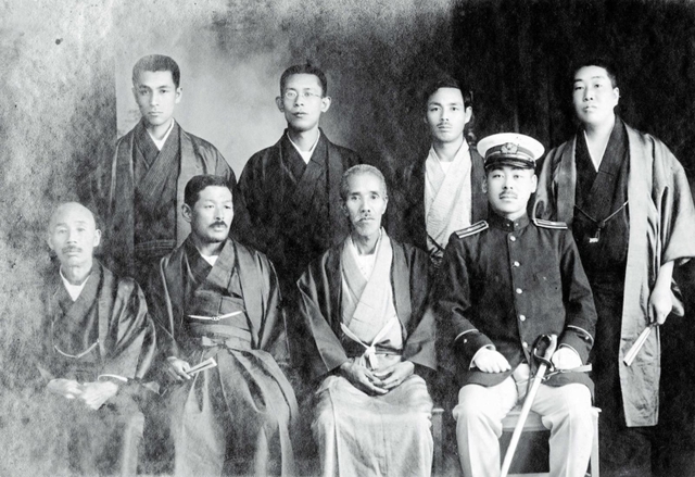 岡林嘉吉（前列左端）の家族らと写真に納まる大橋翠石（前列左から３番目）＝１９３１（昭和６）年撮影