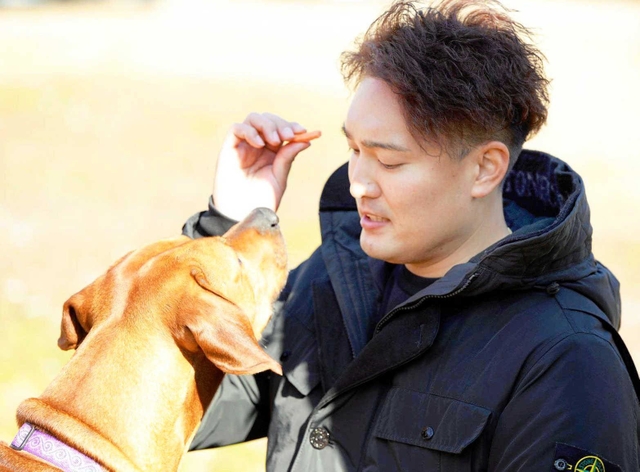 保護犬と触れ合う秋山投手＝２０２２年１月１０日、丹波篠山市（球団提供）