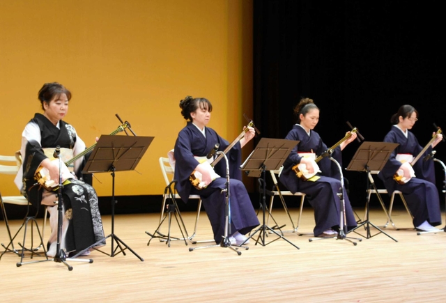 日頃の成果を舞台上で披露する出演者＝丹波の森公苑