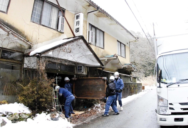 行政代執行による撤去で、建物内からテーブルなど動産を運び出す作業員ら＝丹波篠山市後川新田