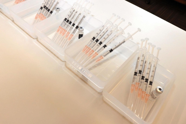 注射器に移された新型コロナウイルスのワクチン