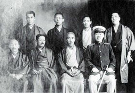 岡林嘉吉（前列左端）の家族らと写真に納まる大橋翠石（前列左から３番目）＝１９３１（昭和６）年撮影