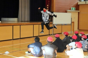 速く走るこつを実演する芦田創選手＝中央小学校