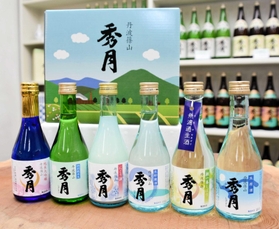 家飲み需要に応えて販売を始めた３００ミリリットル瓶の６本セット＝狩場一酒造