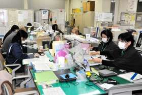 丹波地域の新型コロナウイルス対策の取りまとめに当たる丹波健康福祉事務所の職員＝丹波市柏原町柏原