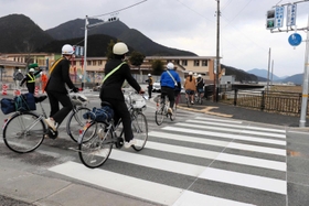 運用が始まった丹波市道交差点の信号機＝２６日午後、丹波市氷上町常楽
