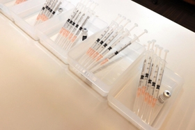 注射器に移された新型コロナウイルスのワクチン