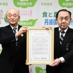 気候非常事態宣言に署名した酒井隆明市長（左）と森本富夫議長＝丹波篠山市北新町、丹波篠山市役所