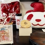 リターンでもらえるオリジナルグッズの一部＝ヱビスシネマ。