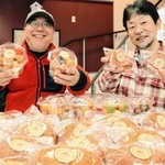 ドーナツとカレーパンの新メニューの開発に携わった、「市島製パン研究所」所長の三澤孝夫さん（左）と「ヱビスシネマ。」支配人の近兼拓史さん＝ヱビスシネマ。