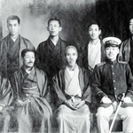 岡林嘉吉（前列左端）の家族らと写真に納まる大橋翠石（前列左から３番目）＝１９３１（昭和６）年撮影