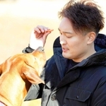 保護犬と触れ合う秋山投手＝２０２２年１月１０日、丹波篠山市（球団提供）
