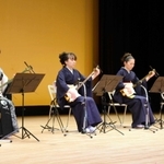 日頃の成果を舞台上で披露する出演者＝丹波の森公苑