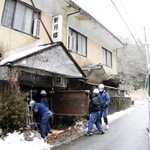 行政代執行による撤去で、建物内からテーブルなど動産を運び出す作業員ら＝丹波篠山市後川新田