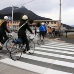 運用が始まった丹波市道交差点の信号機＝２６日午後、丹波市氷上町常楽