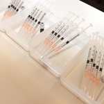 注射器に移された新型コロナウイルスのワクチン