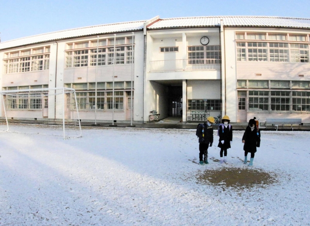 雪のグラウンドに浮かび上がった「円」。昼前に周囲の雪が解け、円も姿を消した＝篠山小学校