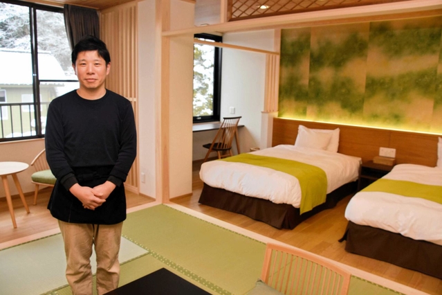 客室をワーケーションに対応した部屋に改装した、近藤正幸さん＝「国領温泉　助七」