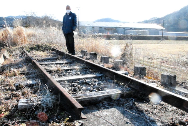 篠山線の遺構のコンクリート橋の上に再現された鉄路＝丹波篠山市北嶋