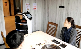 指定された場所に料理を運んでくる。画面に、該当する棚の表示が出るため、迷わず受け取ることができる＝うりの郷