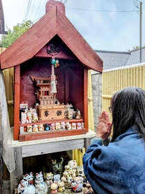 カフェの玄関の横に設けられた「まめ猫神社」＝丹波篠山市南新町