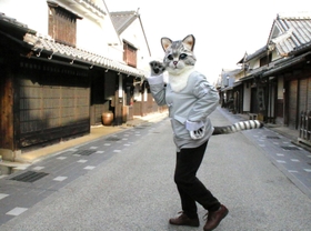 伝統的な街並みの中でポーズするササヤマメリーさん＝丹波篠山市河原町
