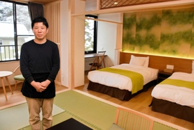 客室をワーケーションに対応した部屋に改装した、近藤正幸さん＝「国領温泉　助七」