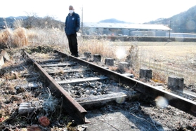 篠山線の遺構のコンクリート橋の上に再現された鉄路＝丹波篠山市北嶋