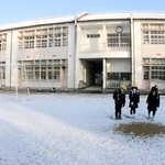 雪のグラウンドに浮かび上がった「円」。昼前に周囲の雪が解け、円も姿を消した＝篠山小学校