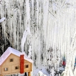 木の枝から垂れ下がる無数のつらら。樹下には小さな小屋の置物＝丹波篠山市