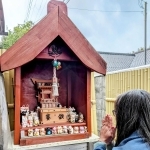 カフェの玄関の横に設けられた「まめ猫神社」＝丹波篠山市南新町