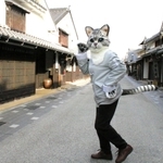 伝統的な街並みの中でポーズするササヤマメリーさん＝丹波篠山市河原町